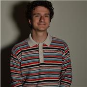 Studente universitario di storia impartisce lezioni sulla materia